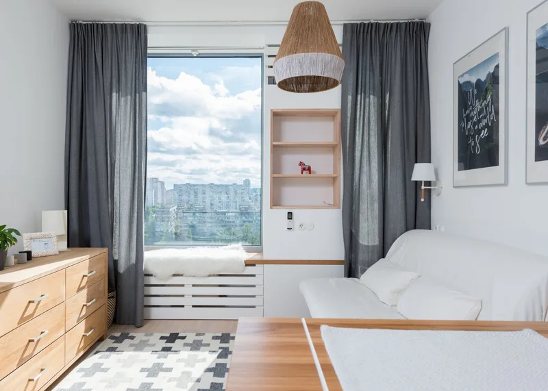 Möbel auf einem hellen Fußboden im Wohnzimmer